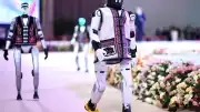Çin'de Robotlar Geleneksel Kıyafetlerle Podyumda Yürüdü