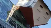 Bratislava'da Şirket Binasına Ters Ev Yerleştirildi: "House Attack" Sanat Eseri