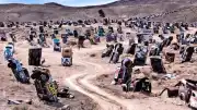 Nevada Çölünde Yüzlerce Araç Sanatsal Bir Enstalasyona Dönüştü