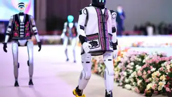 Çin'de Robotlar Geleneksel Kıyafetlerle Podyumda Yürüdü