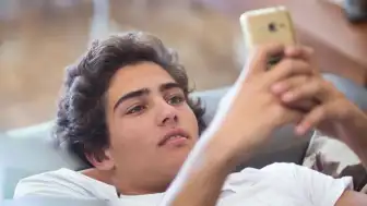 İngiltere'de Telefon Kullanımının Üçte Birinden Fazlası Amaçsızca Kaydırma Olarak Belirlendi