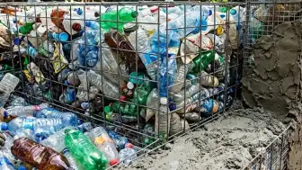 Panama'da Milyonlarca PET Şişeden Oluşan 'Plastik Şişe Köyü' İnşa Edildi