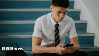 İngiltere'de Okullarda Akıllı Telefon Yasağı Resmi Olarak Başlıyor