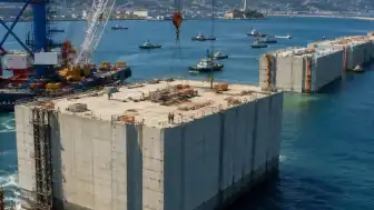 Cenova Limanı Projesinde 67 Metrelik Dev Beton Bloklar Denize İndiriliyor