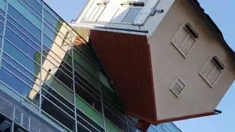 Bratislava'da Şirket Binasına Ters Ev Yerleştirildi: "House Attack" Sanat Eseri