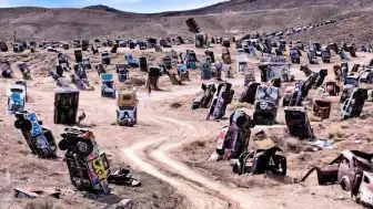 Nevada Çölünde Yüzlerce Araç Sanatsal Bir Enstalasyona Dönüştü