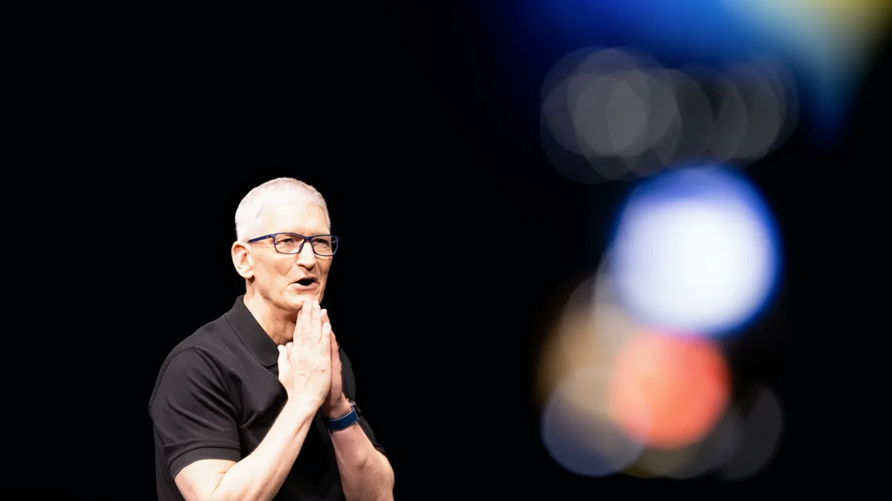 Apple CEO'su Tim Cook Görevini John Ternus'a Devrediyor