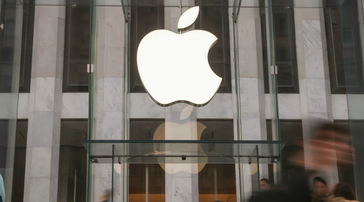 Apple'da CEO Değişikliği: Tim Cook Görevi Bırakıyor, Yapay Zeka Dönemi Başlıyor