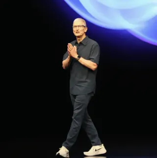Apple'da CEO Değişikliği: Tim Cook Görevini John Ternus'a Devrediyor