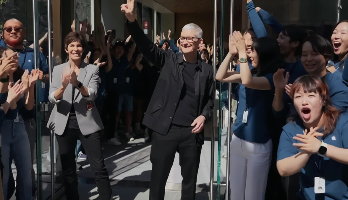 Apple'da Yönetim Değişikliği: Tim Cook Yerini John Ternus'a Bırakıyor