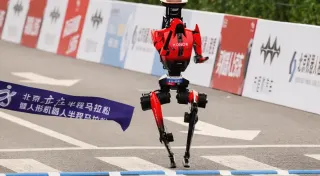 İnsansı Robot 'Lightning' Yarı Maraton Dünya Rekorunu Kırdı