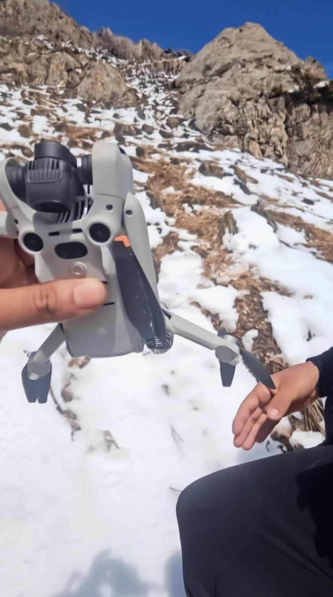 Kartal, Çekim Yapan Drone'u Kaparak Zirveye Taşıdı