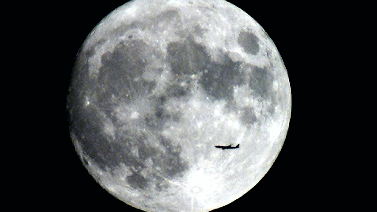SpaceX Roketi Ay'a Çarpacak
